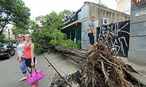 Последствия урагана в Одессе продолжают препятствовать возвращению города к нормальной жизни. Фото: УНИАН 