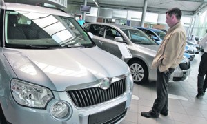 Автосалон. Вполне может обмануть клиента, пользуясь повышенным спросом на популярные модели. Фото: А. Искрицкая