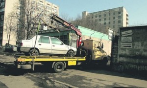 За долги. Автомобиль увозят на штрафплощадку прямо от поста ГАИ. Автор фото: Григорий Салай,  За долги. Автомобиль увозят на штрафплощадку прямо от поста ГАИ. Автор фото: Григорий Салай,