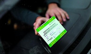 После покупки полиса информацию о нем водители еще долго не смогут найти в базе данных МТСБУ. Фото: Алексей Солодунов