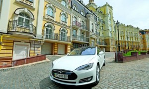 В США и Европе государство субсидирует покупку электромобиля, и это способствует росту продаж. Но в Украине электрокары Tesla Motors пока есть только у преданных фанатов компании. Фото: Константин Мельницкий