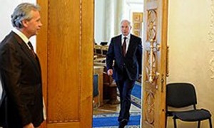 На вчерашнем заседании правительства на первый план для премьера Николая Азарова вышла неудовлетворительная работа главы Минагрополитики Николая Присяжнюка (слева). Фото: УНИАН На вчерашнем заседании правительства на первый план для премьера Николая Азарова вышла неудовлетворительная работа главы Минагрополитики Николая Присяжнюка (слева). Фото: УНИАН