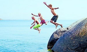 Избыток энергии у детей, особенно оставленных без родительского присмотра, нередко приводит к травмам. Именно поэтому стоит застраховать своего ребенка, отправляющегося на отдых. Фото: GETTYIMAGES/FOLIOIMAGESRM